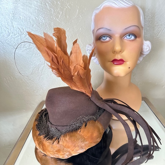 AMAZING 1940s\' BROWN FELT HAT - FEATHERED BRIM + TALL FEATHERS AND FELT STRIPS